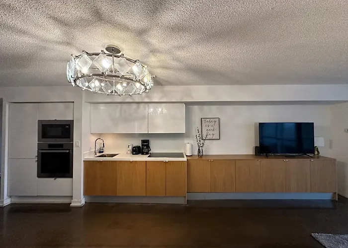 Toronto Downtown Luxurious Stylish 3 Bedroom 3 Bath 2 Balconies Near Rogers Centre Lakeview Condo