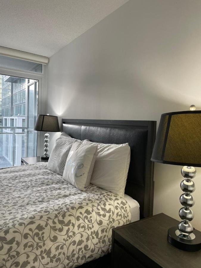 Downtown Luxurious Stylish 3 Bedroom 3 Bath 2 Balconies Near Rogers Centre Lakeview * Toronto