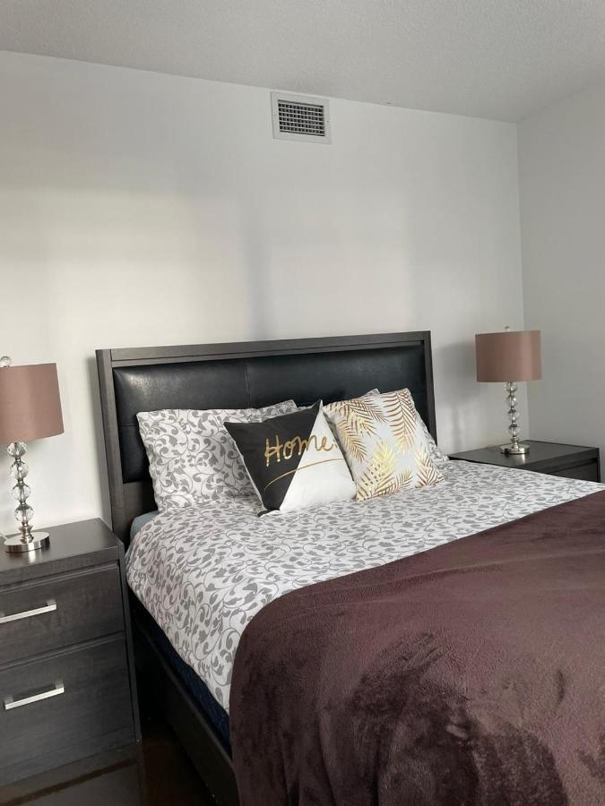 Apartment Downtown Luxurious Stylish 3 Bedroom 3 Bath 2 Balconies Near Rogers Centre Lakeview