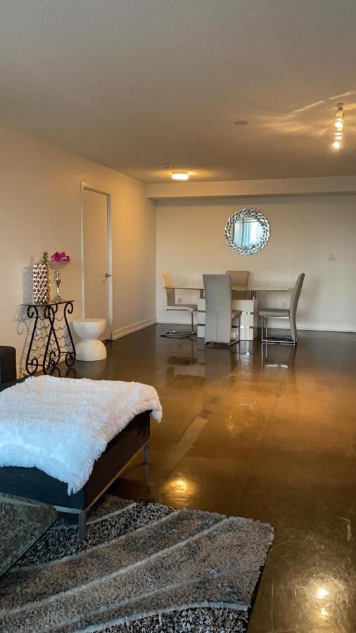 Downtown Luxurious Stylish 3 Bedroom 3 Bath 2 Balconies Near Rogers Centre Lakeview