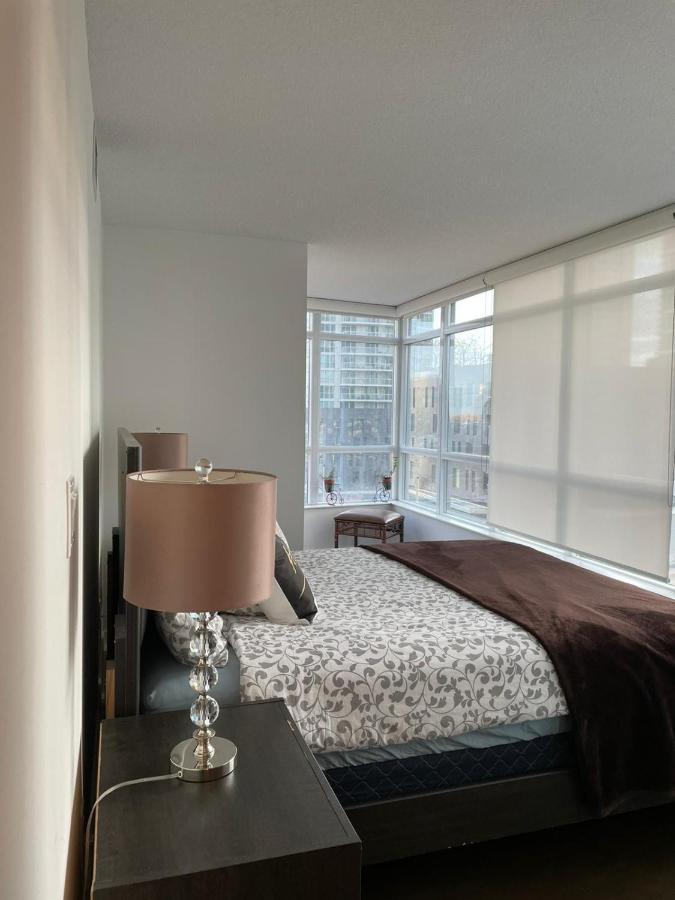 Downtown Luxurious Stylish 3 Bedroom 3 Bath 2 Balconies Near Rogers Centre Lakeview Apartment *