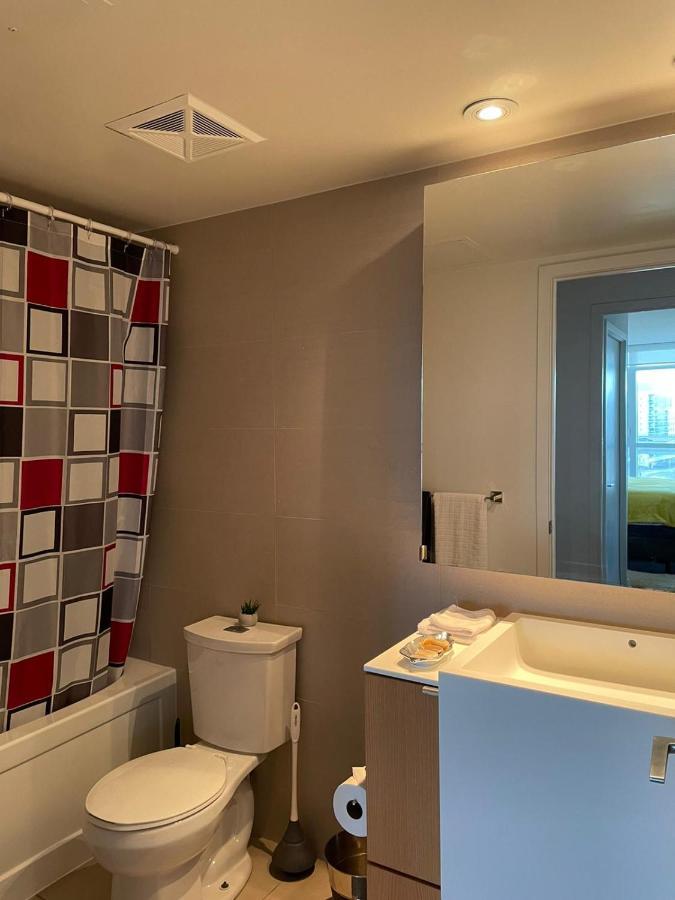 Downtown Luxurious Stylish 3 Bedroom 3 Bath 2 Balconies Near Rogers Centre Lakeview Toronto