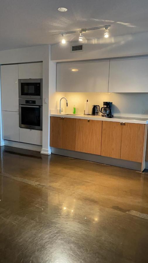 Downtown Luxurious Stylish 3 Bedroom 3 Bath 2 Balconies Near Rogers Centre Lakeview Apartment Toronto