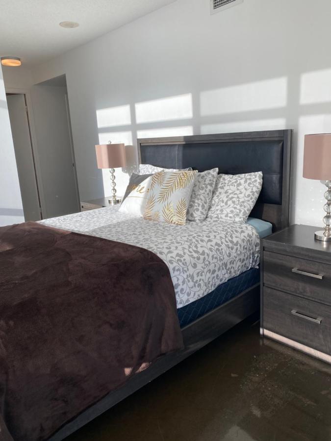 Downtown Luxurious Stylish 3 Bedroom 3 Bath 2 Balconies Near Rogers Centre Lakeview