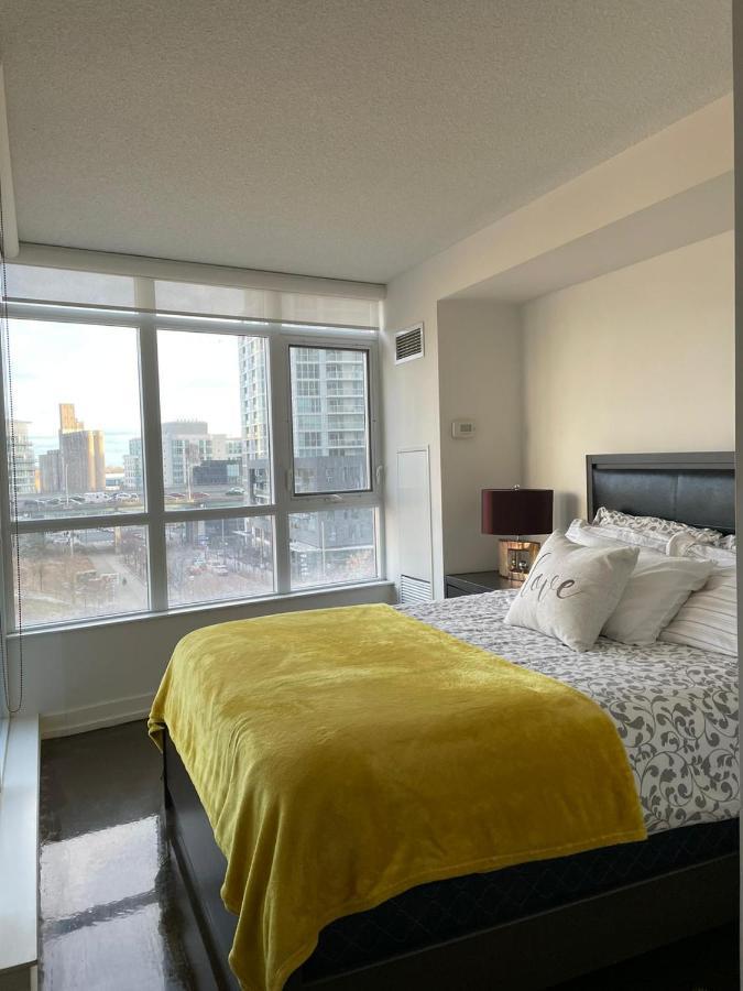 Apartment Downtown Luxurious Stylish 3 Bedroom 3 Bath 2 Balconies Near Rogers Centre Lakeview