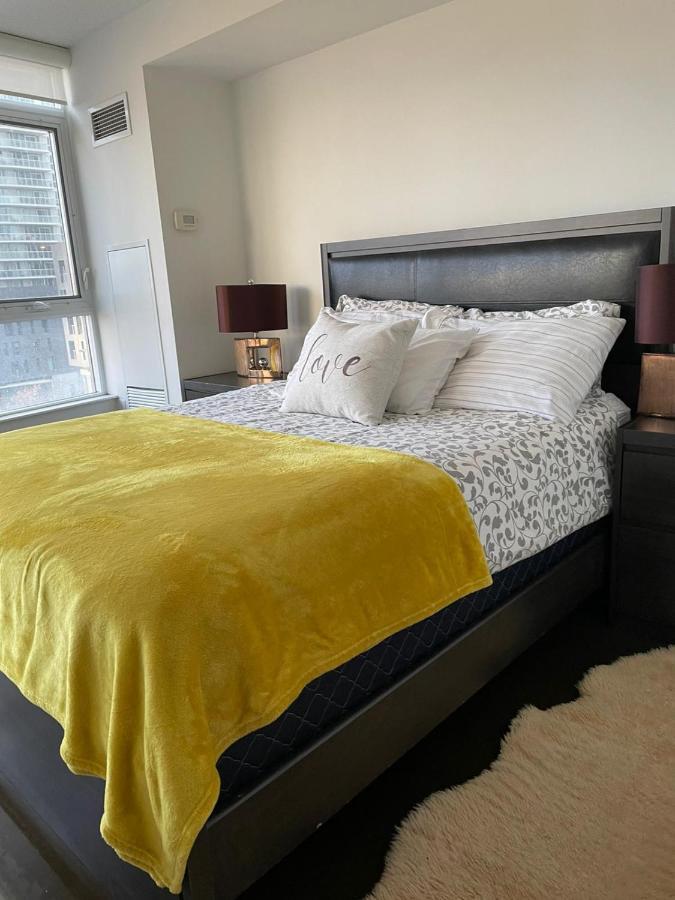 Apartment Downtown Luxurious Stylish 3 Bedroom 3 Bath 2 Balconies Near Rogers Centre Lakeview *