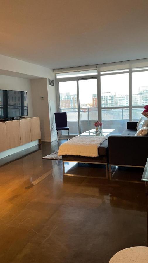 Downtown Luxurious Stylish 3 Bedroom 3 Bath 2 Balconies Near Rogers Centre Lakeview