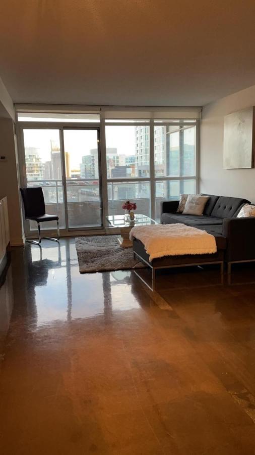 Apartment Downtown Luxurious Stylish 3 Bedroom 3 Bath 2 Balconies Near Rogers Centre Lakeview