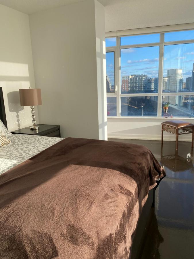 Downtown Luxurious Stylish 3 Bedroom 3 Bath 2 Balconies Near Rogers Centre Lakeview Toronto