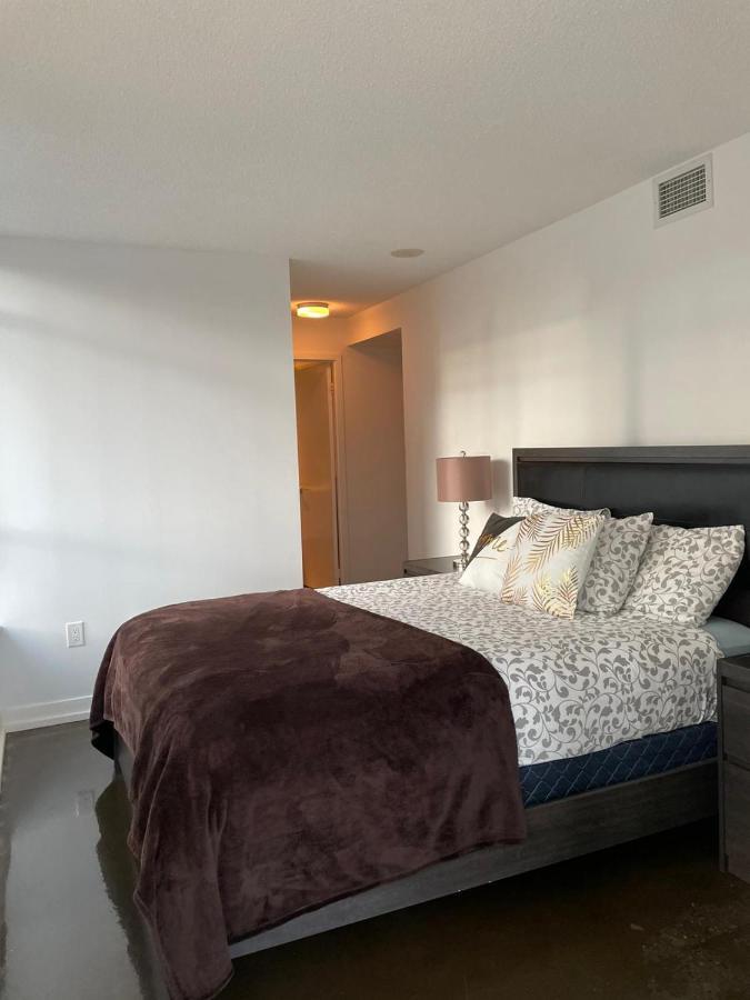 Apartment Downtown Luxurious Stylish 3 Bedroom 3 Bath 2 Balconies Near Rogers Centre Lakeview *