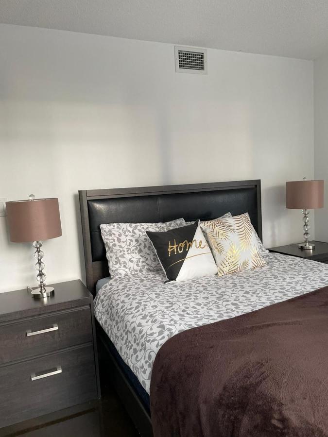 Downtown Luxurious Stylish 3 Bedroom 3 Bath 2 Balconies Near Rogers Centre Lakeview