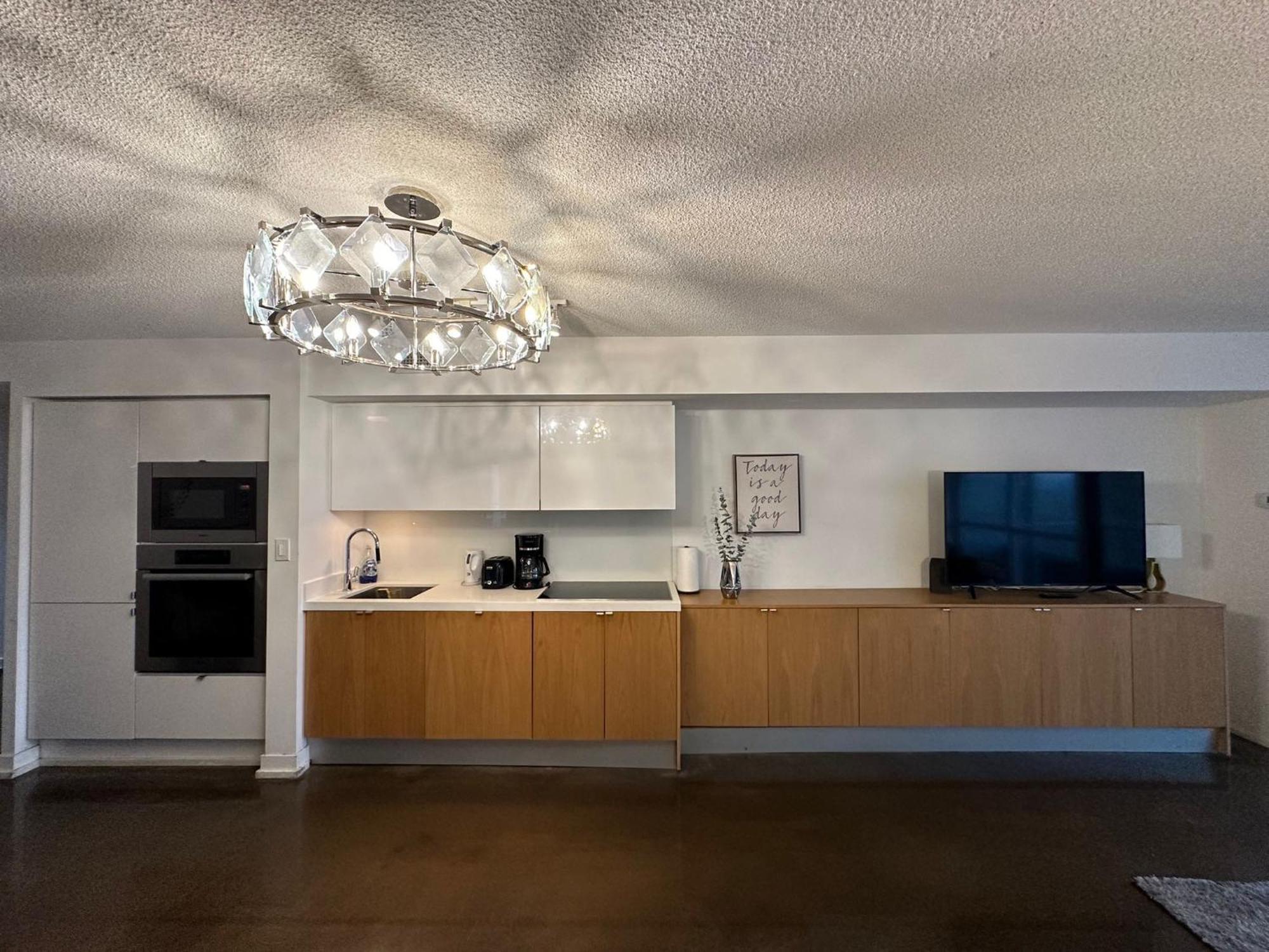 Downtown Luxurious Stylish 3 Bedroom 3 Bath 2 Balconies Near Rogers Centre Lakeview Apartment Toronto
