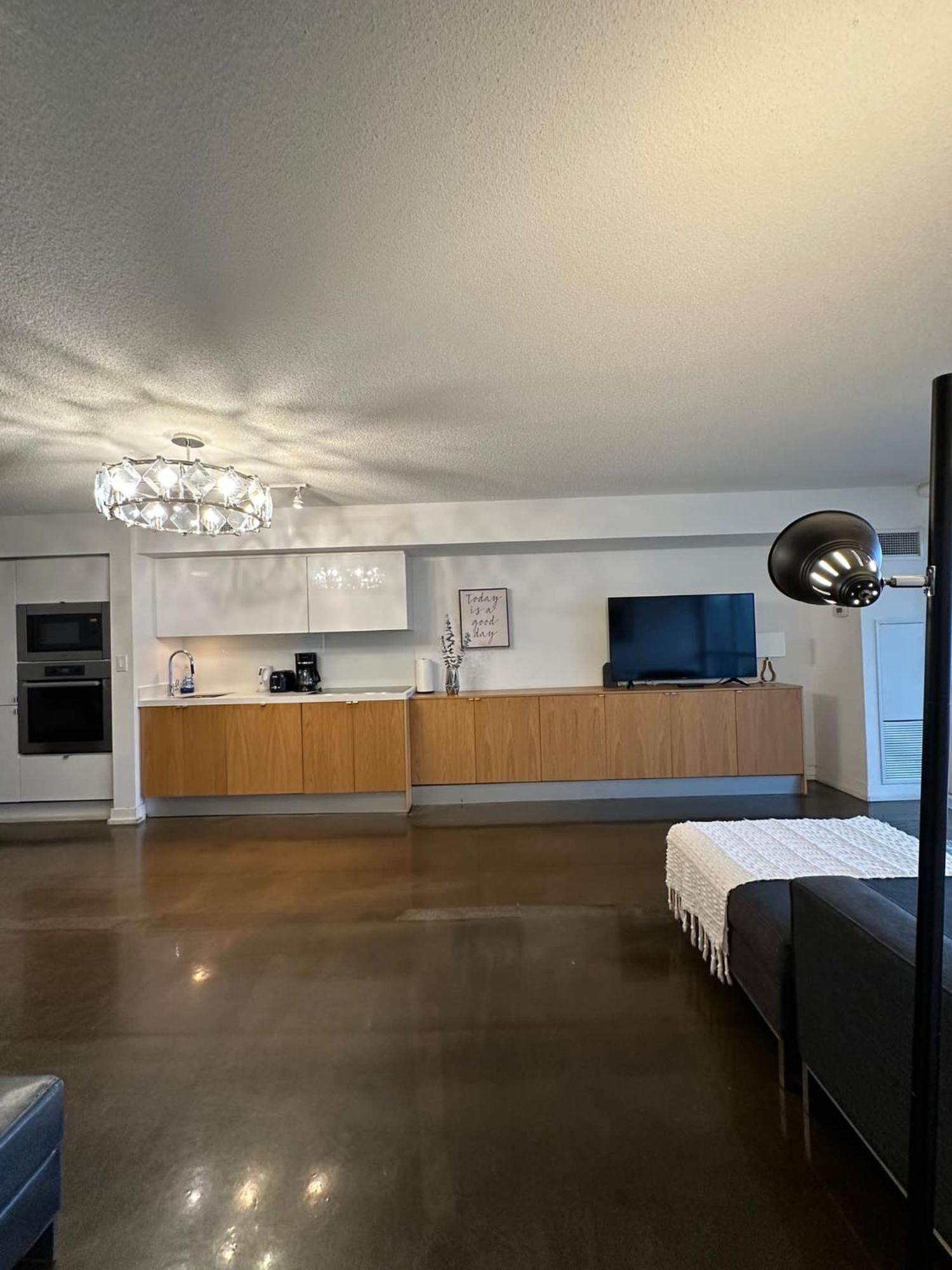 Downtown Luxurious Stylish 3 Bedroom 3 Bath 2 Balconies Near Rogers Centre Lakeview *
