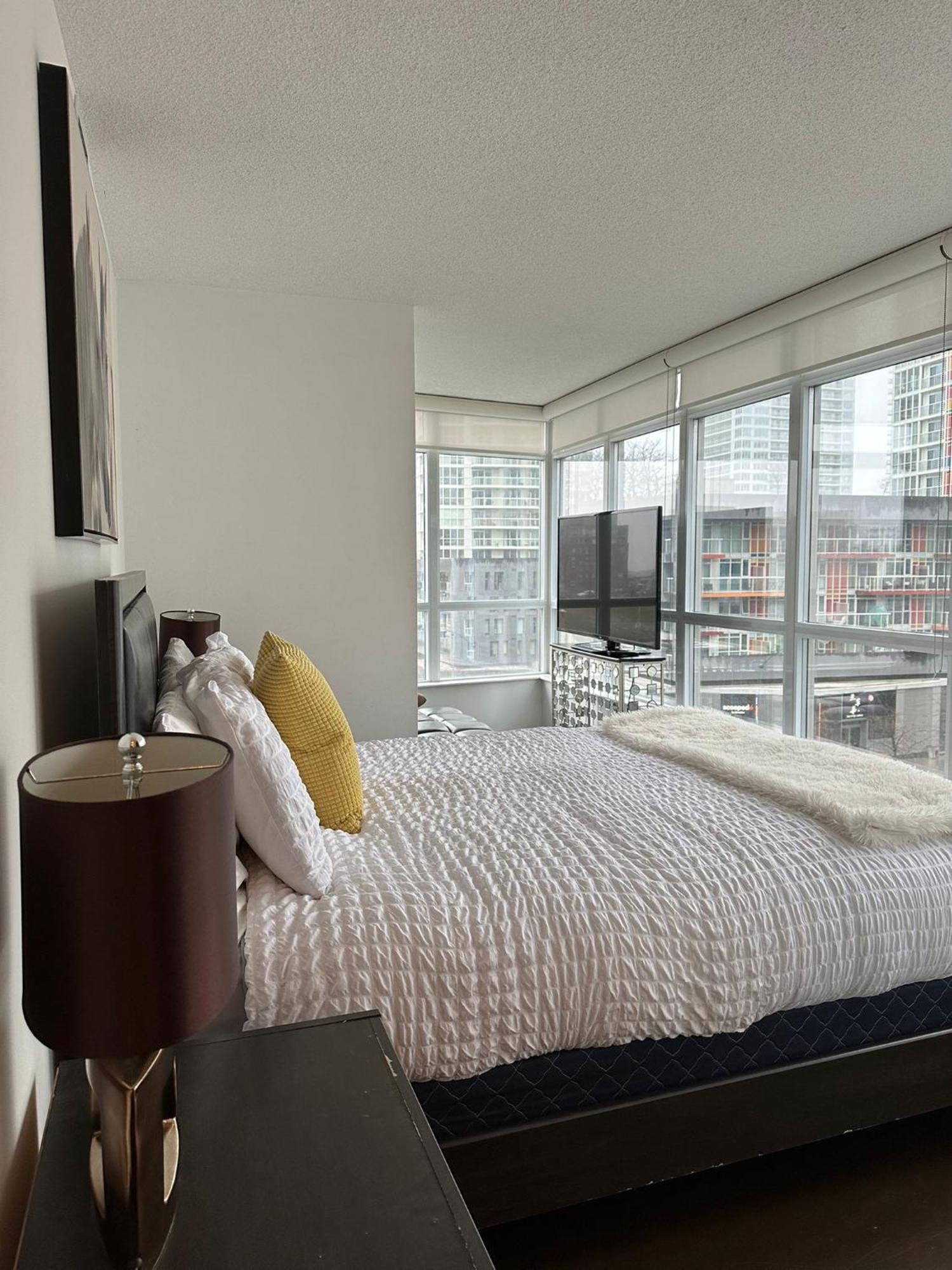 Downtown Luxurious Stylish 3 Bedroom 3 Bath 2 Balconies Near Rogers Centre Lakeview * Toronto
