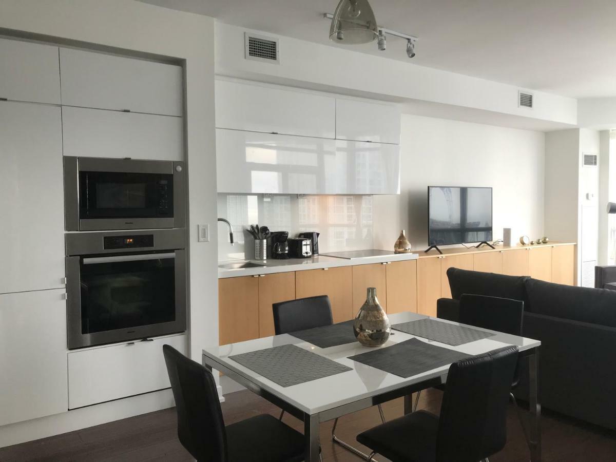 Downtown Luxurious Stylish 3 Bedroom 3 Bath 2 Balconies Near Rogers Centre Lakeview